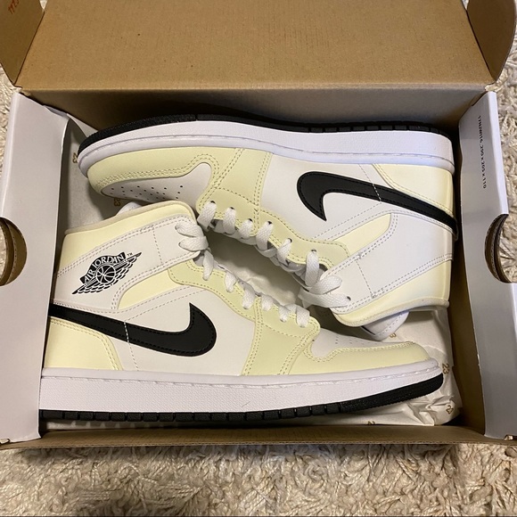 Jordan 1 Mid Coconut Milk - Picture 3 of 3